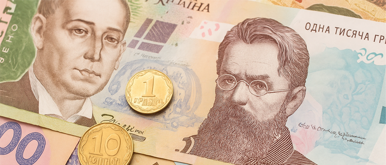 Людина заповнює заявку на кредит на сайті МФО з мобільного телефону