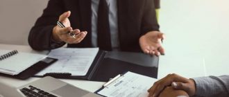 Реструктуризація кредиту — фінансове планування та аналіз умов договору на робочому столі без тексту