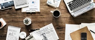 Фінансові втрати бізнесу — безлад на робочому столі з документами та графіками